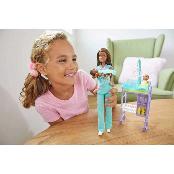 Barbie Παιδίατρος Μελαχρινή Κούκλα με Μωράκια #GKH24