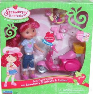 Strawberry Shortcake Berry Sweet Scooter and Custard - Κούκλα με Αξεσουάρ