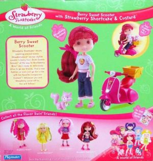 Strawberry Shortcake Berry Sweet Scooter and Custard - Κούκλα με Αξεσουάρ
